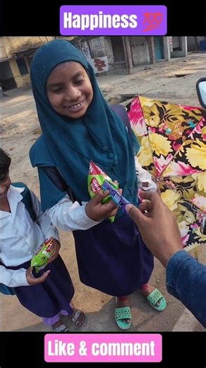 A little things make them happy 🙋#happiness #humanity ♥️