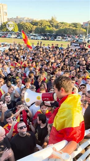 8.5K views · 237 reactions | ️ Y Vito Quiles pone punto y final a su 'tour' por Andalucía, aunque todavía le queda más de la mitad de la gira -como si de un artista se tratase- por delante. Lo ha hecho en Málaga, en la Facultad de Derecho de la UMA. Una Universidad de Málaga que, por cierto, había prohibido este acto al considerarlo incompatible con los valores universitarios.  Más información en 101tv.es #VitoQuiles #Málaga #UMA | 101TV Málaga | Facebook