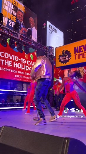 🍎 BIG APPLE 🍎 BOTTOM JEANS! @Flo Rida performing live in #TimesSquare