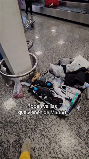 Pinchu | Viajera foodie🌎🍴 on Instagram: "ROBAN VALIJAS EN VUELOS DE IBERIA QUE LLEGAN DE MADRID. Siempre les recomiendo cosas buenas de viajar. Hoy les muestro esta realidad. Mi valija supuestamente quedo en Madrid. A la chica del video le robaron cosas. El costo de mi valija es incalculable, de objetos habia unos 850 euros porque me estoy mudando de pais. Miren que yo viajo mucho, pero nunca me paso que me pierdan una valija y menos despachando 5 valijas y en vuelo directo¿Ustedes que harían?