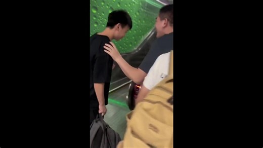 Chinese tourist accidentally holds stranger's hand in subway mix-up