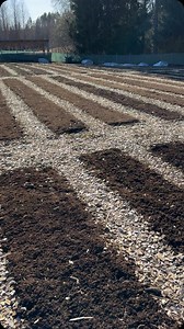 We like our garden squeaky clean, and it’s always a joy to uncover the beds in spring and see that even the empty garden looks exquisite! Come join us for one of our #nodig #notill #marketgardening masterclasses this summer, links in bio | Ridgedale Farm