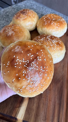 ✨ Pan de Papa casero para Hamburguesa 🍔🥔 ✨ Suaves, esponjosos y con ese toque único que solo la papa les da. ¡Hechos en casa! Guarda la receta que te va a encantar. 😍💌 🔸 Ingredientes (6 panes): • 250 g harina de trigo de fuerza. • 150 g papa cocida y hecha puré • 1 huevo • 25 g mantequilla • 25 g azúcar • 5 g sal • 110 ml leche tibia • 5 g levadura seca 🔸 Paso a paso: 1️⃣ Activa la levadura con la leche y y medí cda de azúcar. 2️⃣ Mezcla harina puré de papa huevo mantequilla sal el resto d