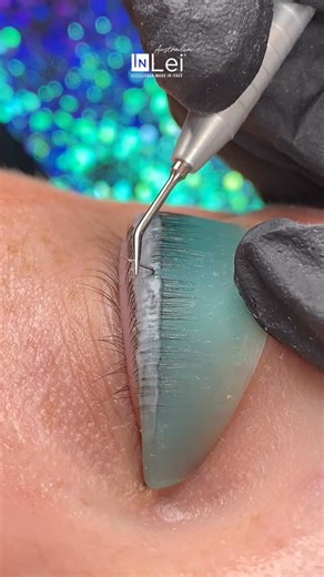 InLei® Australia on Instagram: "PROCESSING TIMES 🩵⏳ 🩵 To be 100% sure the lashes have processed, you can perform a LASH CHECK by bending the lashes forward 🧹 If you notice a lot of flexibility in the lash, and it bends like a V shape, it means the bonds have broken inside the lashes & you can remove Form 1 ⏳ Fix 2 should be then applied & left for half the time of Form 1 plus one minute extra! (E.g if Form 1 was left for 8 mins, Fix 2 should be left for 5 mins)"