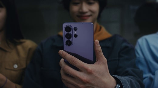 The world’s first #PrivacyDisplay on mobile. Meet your built-in privacy screen, only on #GalaxyS26Ultra. Privacy Display will allow you to protect your private information by hiding your full screen from other people's view. Or, you can choose what you want to hide such as certain apps, and incoming notifications. Simply choose what and when to share with Privacy Display. #GalaxyAI #GalaxyS26 Learn more: samsung.com | Samsung