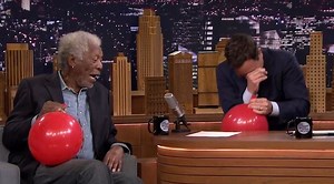 Morgan Freeman sous hélium face à Jimmy Fallon