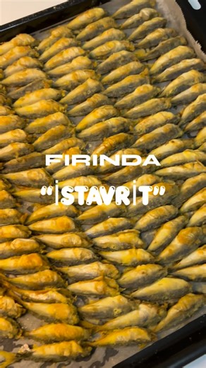 Sedanur Çetin on Instagram: "İstavriti bir de böyle deneyin! Kurumayan, lokum gibi fırında istavrit 🤌🔥 Malzemeler; 3 kilo istavrit 6 kaşık mısır unu 3 kaşık un 1 tatlı kaşığı tuz Hepsini karıştırdım. Hazırlanışı; Balıkları temizleyip, yıkayıp suyu süzüldükten sonra tuzladığımız mısır unu karışımına bulayıp yağlı kağıt serdiğimiz tepsiye diziyoruz ve üzerine sıvı yağ damlatıyoruz. 200 derece fırında kızarana kadar pişiriyoruz. Çok durdurmayın kuru olur. (25-30 dakika ideal.) #keşfetteyiz #fırın
