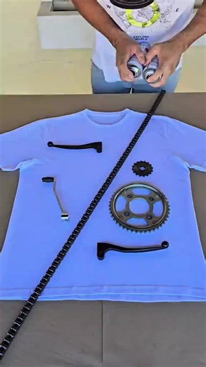 Usó una cadena de moto como plantilla y el resultado es una locura 🌈🏍️ ¿Tú qué pieza usarías? #playera #aerografo #Arte #diseñounico #customtshirt