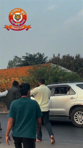 Naninder Singh on Instagram: "Sardar truck driver saved by stranger in accident trucker salutes the helper #truckerlife #trucking #drivesafe #trucks #truckreels ✅️✅️💯💯🙏🙏"