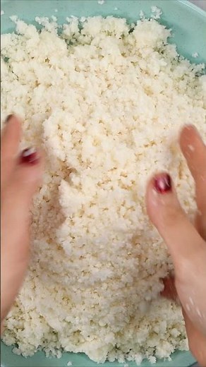 Make cauliflower rice with either a box grater or food processor. 🥦 #cauliflowerrice #healthyeating