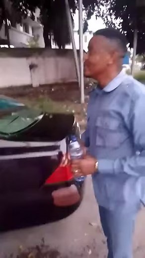 🎥 Kinshasa : Nzoka nde, na concert ya Mike Kalambay, bitumba mpe ezalaki. Bilenge basi babendani ba mèches lokola milaso. Eloko mpe bazalaki kowelela eyebani te : soki mpe mbongo, soki mpe mobali, soki mpe diamba. Bokeyi koyoka miziki ya Nzambe kasi bozali na bizaleli ya Zabolo. Totosana ! kabalisolo.com #KabaLisolo #Kinshasa | Kaba Lisolo
