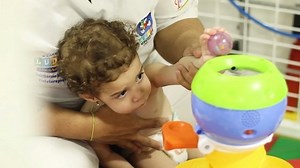 16K views · 736 reactions | A abordagem no conceito Neuroevolutivo de Bobath, tem por objetivo inibir os padrões anormais de movimento e facilitar padrões motores normais, assim como o ganho de experiências sensório-motoras, aumentando seu repertório de habilidades funcionais. #Bobath #manuseios #facilitação #inibição #fisioterapia #neuropediatria #pediatria #ludictherapy #physiotherapy | Neuroeducando | Facebook