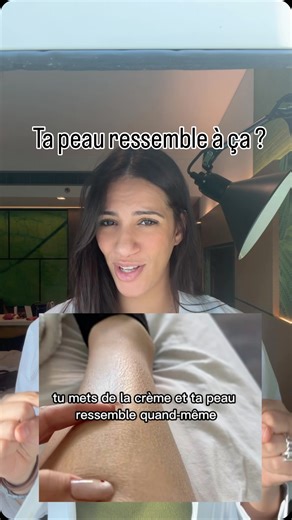 Raja O. on Instagram: "On pense toujours que c’est juste une peau sèche… Mais cet aspect “peau de serpent” sur les jambes est souvent une xérose avec hyperkératinisation : défaut de barrière cutanée + accumulation de cellules mortes. 👉 Et non, boire plus d’eau ne suffit pas. Les facteurs qui aggravent très souvent 👇 • Douches chaudes et longues • Gels douche moussants / parfumés • Eau calcaire • Climatisation / chauffage • Rasage fréquent • Hiver et climats secs • Prédisposition génétique (trè