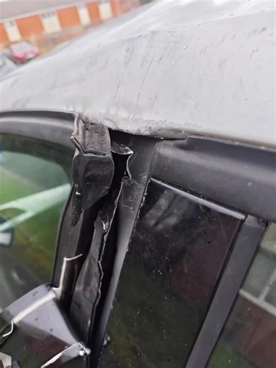 Gain entry to a Renault Megan after the customer has destroyed the car #dnmautolocksmith #wrexhamlocksmith #locksmithlife #lockpicking