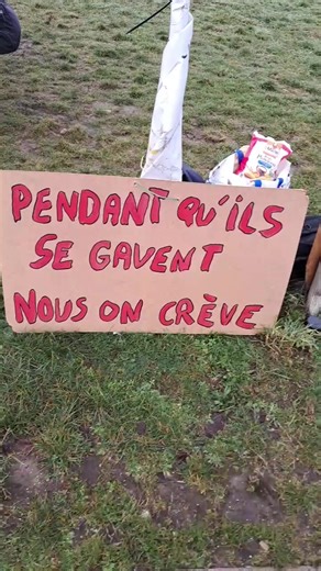 Besançon le 24 janvier 2026 rond-point du bowling de Chalezeule : PENDANT QUE LE CIRQUE A L'ASSEMBLÉE CONTINUE, LA MACRONIE DÉTRUIT NOS VIES | Frederic Vuillaume