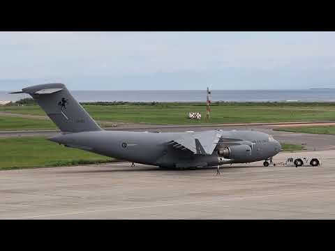 IBEXベガルタ仙台応援ジェットと並ぶ オーストラリア空軍 C-17 グローブマスターIII 新潟空港