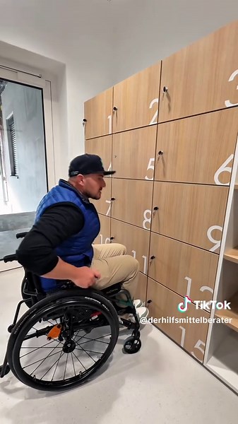 Mehr erreichen. Auf Augenhöhe leben. 🔝 Der LIFT activ macht aus Sitzen echte Bewegungsfreiheit – mechanisch oder elektrisch. Mit stufenloser Sitzhöhenverstellung bis zu 30 cm erweiterst du deinen Aktionsradius im Alltag und Beruf: Küche, Werkstatt, Büro, Labor oder Supermarkt – ohne Umbau, ohne Einschränkung. 👉 Drucker bedienen, Oberschränke erreichen, an der Werkbank arbeiten, Gespräche auf Augenhöhe führen – alles mit einem Handgriff oder Knopfdruck. Mehr Selbstständigkeit, weniger körperlic