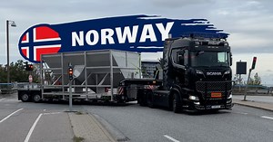 Turen går med overbredde mod det iskolde Norge, hvor Max Hunt og 770’eren, iført nye vintersko og lastet med de obligatoriske snekæder, bliver udfordret af saltspisende rensdyr, grønkålssuppe, en tur i tolden og alt for smalle veje ❄️🚚 | Scania Danmark