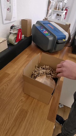 So verpacken wir bei Laserliebe deine Bestellung. In der Regel hast du diese bereits nach 1-2 Tagen in der Hand und kannst dir dein Meisterwerk ansehen 🤩 #shopping #versand #versandhandel #geschenkidee #onlineshopping #smallbusiness #lasergravur #personalisiertegeschenke #abdiepost #laserliebe #verpacken