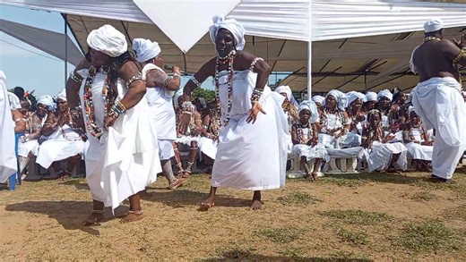 Destination Togo -Tradition ancestrale, Culture et Tourisme. Ce 18 septembre 2025, à Gbatsumè, Glidji dans les Lacs. Danses traditionnelles, religieuses et rituelles, des Guin-Yehuesi, parés de leurs plus beaux atours et atouts. Appréciez, la richesse des paroles, la beauté des danses et la force de leurs mouvements, rythmés. | Linitiateur