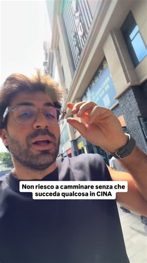 260K views · 4.1K reactions | COME FUNZIONA: costruiscono codini capello per capello e quando è pronto lo espongono per terra, oppure lo arrotolano e lo conservano nella borsa. Sto cercando di informarmi e ho scoperto che il mercato è enorme e possono valere anche molto. Ovunque mi giri trovo qualcosa di interessante, ti farò vedere tutto #travel #storytime #cina | Nicola Torrisi | Facebook