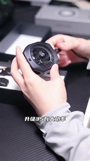 黑鲨手机散热器磁吸设计 大面积制冷晶体 更强散热效果