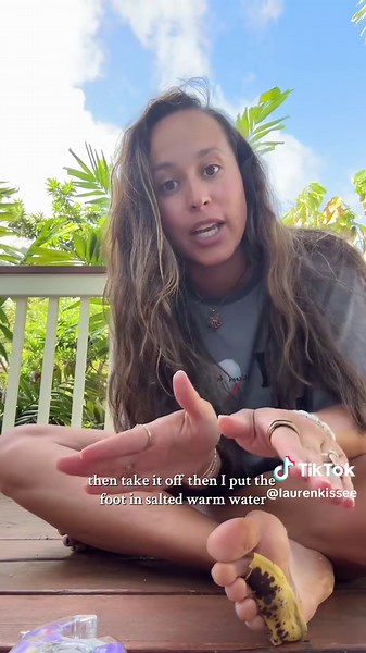 The best splinter hack! Works so well for my kids too! 🙌🏼 let me know if you try this!