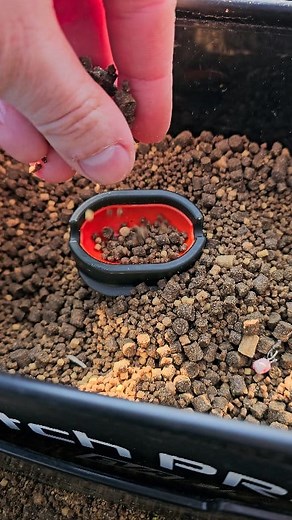 1.5M views · 6.7K reactions | METHOD FEEDER LOADING Matchpro #matchpro #feeder #methodfeeder #fishing #feederfishing #carp #Hook #method #bigcarp #carpfishing #wedkarstwo | Kamil Łowi - Wędkarska Akcja | Facebook