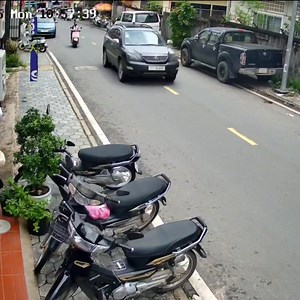 81K views · 923 reactions |  (បឋម) នេះគឺជាឃ្លីបវីដេអូ អាប្អូនម្នាក់លេងរត់ឆ្លងផ្លូវអញ្ចឹងហ្មង…!? ដួលហើយងើបមកវិញរឹងពឹងទៀត ។ (សូមពិចារណាតាមការគួរ) ☎ Hot line : 011776466 Telegram ផ្តល់ព័ត៌មាន : https://t.me/VannakHotnews12 | Cam-Hotnews | Facebook