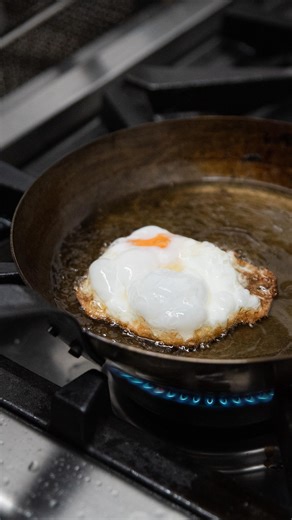 Ultramarinos "El Calvo" - Restaurante en Puerto Real on Instagram: "Mismo ingrediente. Cuatro formas de entender la vida. 🍳 👉 Abuñuelado 👉 A la plancha 👉 El de la abuela (con menos puntilla, pero con mucho respeto) 👉 Y el favorito de Borja: con puntilla Aquí no hay postureo ni recetas raras. Solo aceite, tiempo y saber cuándo parar. Ahora te toca a ti 👇 ¿Con cuál te quedas? ¿Eres de puntilla crujiente, de plancha fina o del de toda la vida? Decidámoslo entre todos, ¿cuál es tu huevo favori