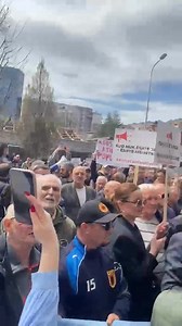 43K views · 173 reactions | "Jashtë, jashtë"- Qytetarëve iu vie te hunda rritja e çmimit të rrymës, u brohorasin zyrtarëve të ZRRE-së që të dalin jashtë | lajmi.net | Facebook