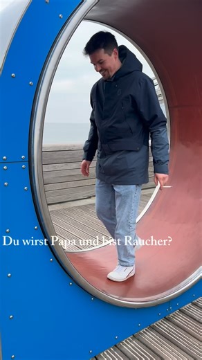 Jan | der.zwillingspapa on Instagram: "Ich habe 15 Jahre geraucht. Dann kamen zwei Striche auf dem Test. 👶👶 Und plötzlich ging es nicht mehr nur um mich – sondern um meine Kinder. Das neue Jahr steht vor der Tür. Viele machen Vorsätze und werfen sie schnell wieder über Bord. Aber wenn du Papa wirst, geht es um mehr als nur einen Vorsatz. Es geht um Verantwortung. Wenn du rauchst und bald Vater wirst: Das hier ist dein Zeichen, jetzt aufzuhören. Nicht nächstes Jahr. Nicht irgendwann. Jetzt. 🤍 