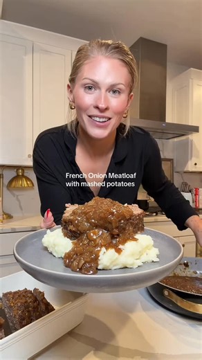 Samantha Milton on Instagram: "French Onion Meatloaf with protein mashed potatoes (550 cals + 50g protein) this recipe makes (7) 2in thick meatloaf slices- the macros include 1/2c of mashed potatoes & 1/3c of the french onion sauce each: -2 lbs lean ground beef -1/2c bread crumbs -1/2c grated Parmesan -2 eggs -2 tbsp chopped garlic -1/4c of the caramelized onions -2 tbsp soy sauce -season with salt & pepper Bake at 375 for 50 minutes! for the sauce: -7 medium onions, chopped. -16oz beef bone bro