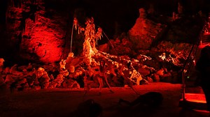 🔥 Questa estate scopri l'Inferno con Hell in the Cave! 🎭 La prima Cantica di Dante prende vita a 65 metri di profondità, nella suggestiva location della Grave, la più grande caverna delle Grotte di Castellana. Uno spettacolo immersivo, che unisce narrazione, giochi di luci, musica e danze aeree, rendendo gli spettatori protagonisti della discesa sulle orme del Sommo Poeta. 👹 Demoni cerimonieri, dannati e personaggi iconici della Divina Commedia ti aspettano! SCOPRI LE DATE IN PROGRAMMA: https