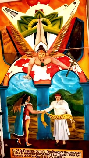 #Aniversario471 #FundaciónLibres #Mural y su Historia La pintura ilustra un momento clave Fundación: El texto en la parte inferior indica que el 27 de febrero de 1555, Don Francisco Temamascuicuil entregó tierras a su hermano Pedro Solcuats para la fundación de San Juan Bautista de los Llanos. Simbolismo: El mural presenta una rica iconografía que combina elementos indígenas y cristianos, típica del sincretismo mexicano. Se observa una figura central alada (posiblemente una alegoría religiosa o 
