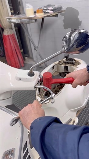 Enderezamos maneta de moto Vespa 😏 con algo de calor hubiera ido mejor pero al tener tantas partes plásticas a su alrededor no quise usar calor por la manera fue sustituida ☺️ simplemente había visto un vídeo y quise comprobar si podría lógralo We straightened the Vespa motorcycle handle 😏 🇺🇸 With some heat it would have been better but having so many plastic parts around it I didn’t want to use heat because of the way it was replaced ☺️ I had simply seen a video and wanted to check if I cou