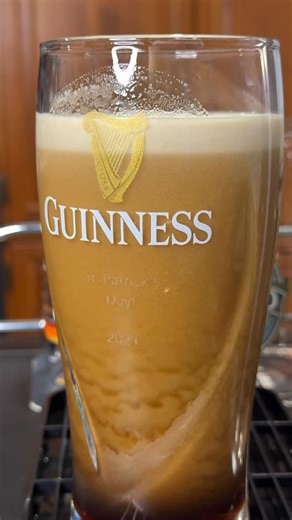 @onlypints_us on Instagram: "This is how you set up your Guinness Draught at home like a proper Irish pub. 🇮🇪🍻 If you’re obsessed with the black stuff like me… having @guinness on tap at home is the ultimate flex + the best hosting tool for parties. After a ton of trial & error, here’s exactly what you need to pour Guinness Draught correctly at home👇 ——————————————— ✅ WHAT YOU NEED: 🍻 1. Kegerator (38–41°F) Set your kegerator between 38–41°F. Doesn’t need to be fancy — as long as it keeps t