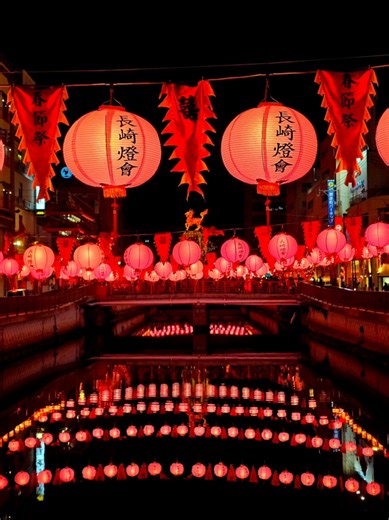 #長崎ランタンフェスティバル2026 今年も行けて大満足🏮 まずは、手持ちランタンお供に、#長崎中華街 を散策🚶 朝方は人が少なく、静けさの中を済んだ空気をたっぷり吸いながらお散歩がめっちゃ気持よきでした🤗 そしてメインの夜は、人の賑わいをくぐりながら煌びやかなランタンに見とれるばかり✨ 中華街周辺は、ピンクのランタン🏮❤ 一番にぎわいやすいところではありますが、そりゃ見とれちゃうよねってなりました🥰 #ランタンフェスティバル