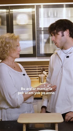 Emir Elidemir on Instagram: "@ikeaturkiye annem ve bana mutfağını açtı, ortaya da bu güzel tarif çıktı. 🤍 #işbirliği İsveç Köfteli Makarna 💯 Malzemeler - 1000 g KÖTTBULLAR dondurulmuş İsveç dana köfte - 1 paket BLA BAND İsveç köfte sosu - 150 g yassı spagetti - 100 g rendelenmiş kaşar peyniri - 200 g havuç - 200 g pancar - 200 g mantar - 200 g patates veya tatlı patates - 1 diş sarımsak - 1 yemek kaşığı zeytinyağı - 1 yemek kaşığı tereyağı - 1 çay kaşığı tuz - 1 tutam SANTA MARIA kavrulmuş sar