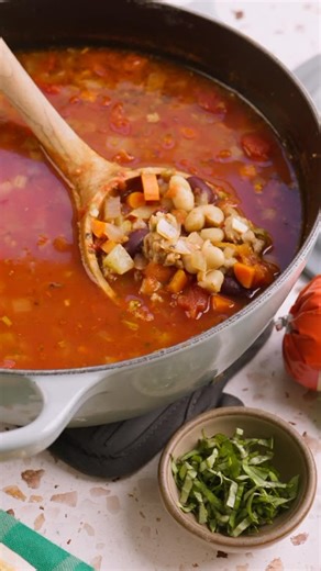 Pasta e Fagioli with Isernio’s Italian Chicken Sausage Pasta e Fagioli (“pasta and beans”) is the ultimate Italian comfort dish—warm, hearty, and soul-soothing. This version is healthy and protein-packed with Isernio’s Italian Chicken Sausage, which brings bold seasoning and extra protein without weighing things down. Perfect for a weeknight dinner or meal prep for the week ahead. INGREDIENTS 1lb Isernio’s Italian Chicken Sausage (casings removed if using links) 2 Tbsp olive oil 1 medium onion, 