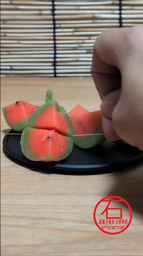 西瓜の和菓子を糸で切る「糸切り」のコツを和菓子職人が伝授！夏休み企画 しんこ餅を糸で切る 詳細と材料３つで作れるしんこ餅のレンチンレシピはキャプションへ #shorts #youtubeshorts