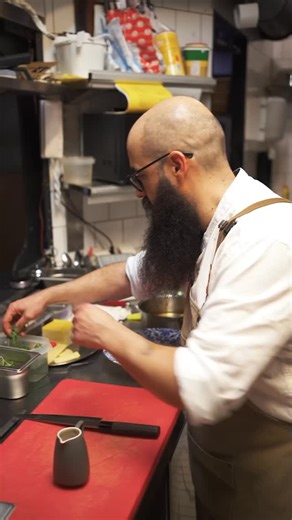 Šefas Tiago Alexandre sako, kad Lietuvoje jam gera kurti, nes lietuviai vertina maistą, domisi skoniu ir klausia, kaip jis gimsta. Oo taip.. 🫠 mes mėgstame skaniai pavalgyti ir pasišnekėti 😋 Šią savaitę jis dalijasi savo kūryba Galo do Porto, tai meniu, kuris jungia Portugalijos šilumą ir Azijos subtilumą. Gastronomijos savaitė Galo do Porto nuo lapkričio 3 dienos. #galodoporto #gastronomijosavaitė #vilnius #restoranaivilniuje #vilniusfood | Galo do Porto