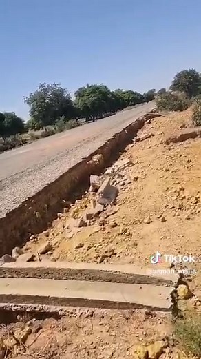 Le Summum de l'ignorance. Il creuse les bas-côtes de la route pour prendre de la laterite et faire des briques. Continuons la sensibilisation. | MO Wangaro