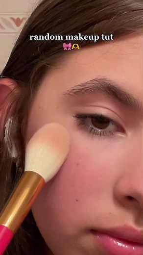 Ignore my hair and nails 😭 @essence.cosmetics #juicybomblipgloss #essence #lashprincess #essencemakeup #essencelipgloss #juicybomb #juicybombessence #essencecosmetics #essencecosmetic #juicybombs #juicybombshinylipgloss #foryoupage #essencemakuptutorial #essencetutorial #essencelifehack #essencelovr #essencelover #fyp #fypシ