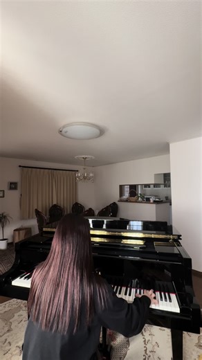 即興ピアノ演奏で心を癒す空間