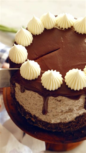 This show-stopping Oreo Cake is soft, fluffy, chock full of Oreos and covered in the most incredible crunchy, creamy Oreo buttercream, and chocolate ganache. It’s the perfect celebration cake for all you cookies and cream lovers and it’s super-easy to make too! Recipe up on the blog! 👉 link in bio👈 #preppykitchen #baker #recipevideo | Preppy Kitchen