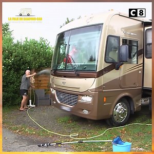 "La facture pour le plein ? 700-800 euros" Un couple de retraité vend leur maison pour vivre dans un camping-car XXL de 30 m² ! Et vous, tenteriez-vous l’expérience ? #LaFolieDuCampingCar, ce soir à 21H15 sur C8 ! | C8