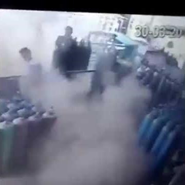 Gas cylinder accident video! Gas cylinder handle carefully l