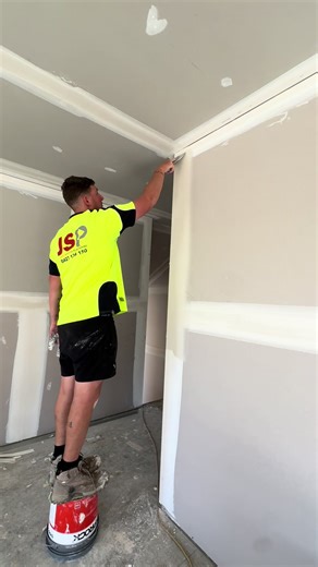 Second coating the external angles 🥵 Using CSR Gyprock easy flow all purpose compound & Ragni Trowels 11 inch finishing trowel and 6 inch jointing knife 👌🏼 #trowel #plastering #tradie #newbuild #fyp