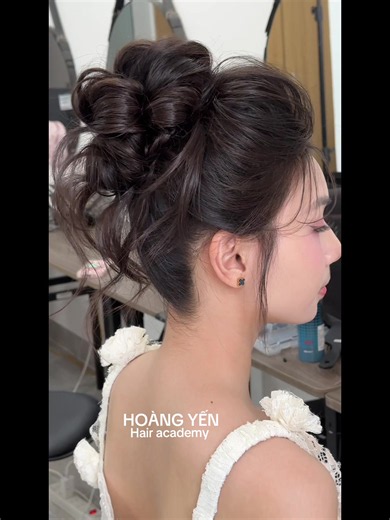 Cách búi tóc thả sợi rơi siêu xinh cho cô dâu & dự tiệc
